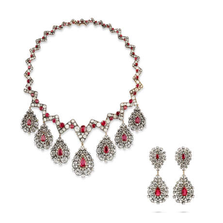 EARLY 20TH CENTURY SET OF RUBY AND DIAMOND JEWELLERY - фото 1