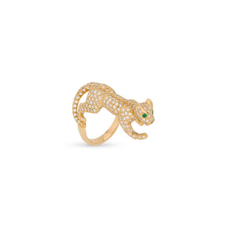 CARTIER DIAMOND, EMERALD AND ENAMEL 'PANTHÈRE' RING - фото 1