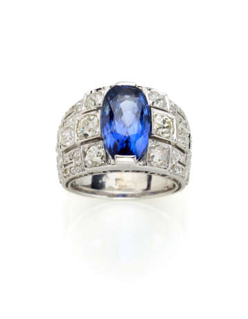 Oval ct. 9.40 circa sapphire and old mine diamond white gold ring accented with rose cut diamonds, old mine diamonds in all ct. 1.80 circa, g 12.03 circa size 17/57. Appended gemmological report CISGEM n. 24672 29/03/2023, Milano - photo 1