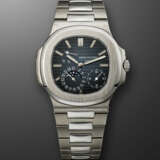 PATEK PHILIPPE, STAINLESS STEEL 'NAUTILUS' WITH MOON PHASES, REF. 5712/1A - Foto 1