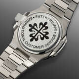 PATEK PHILIPPE, STAINLESS STEEL 'NAUTILUS' WITH MOON PHASES, REF. 5712/1A - фото 3