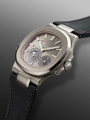 PATEK PHILIPPE, WHITE GOLD 'NAUTILUS' WITH MOON PHASES, REF. 5712G-001 - Foto 2