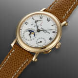 PATEK PHILIPPE, PINK GOLD WRISTWATCH WITH MOONPHASES AND OFFICIER-STYLE CASE, REF. 5054R-001 - Foto 2
