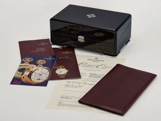 PATEK PHILIPPE, PINK GOLD WRISTWATCH WITH MOONPHASES AND OFFICIER-STYLE CASE, REF. 5054R-001 - Foto 4