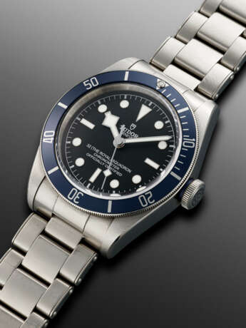 TUDOR, LIMITED EDITION STAINLESS STEEL 'BLACK BAY', MADE FOR '32 (THE ROYAL) SQUADRON', REF. 79230B, NO 16/32 - Foto 2