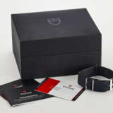 TUDOR, LIMITED EDITION STAINLESS STEEL 'BLACK BAY', MADE FOR '32 (THE ROYAL) SQUADRON', REF. 79230B, NO 16/32 - Foto 4