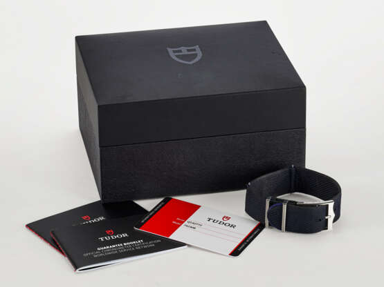 TUDOR, LIMITED EDITION STAINLESS STEEL 'BLACK BAY', MADE FOR '32 (THE ROYAL) SQUADRON', REF. 79230B, NO 16/32 - Foto 4