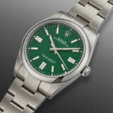 ROLEX, STAINLESS STEEL 'OYSTER PERPETUAL' WITH GREEN DIAL, REF. 124300 - Foto 3