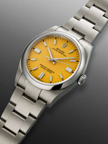 ROLEX, STAINLESS STEEL 'OYSTER PERPETUAL' WITH YELLOW DIAL, REF. 126000 - Foto 2