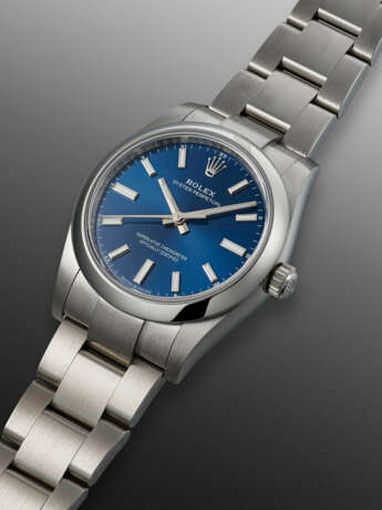 ROLEX, STAINLESS STEEL 'OYSTER PERPETUAL' WITH BLUE DIAL, REF. 124200 - Foto 2