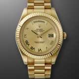 ROLEX, YELLOW GOLD 'DAY-DATE II' WITH CHAMPAGNE DIAL, REF. 218238 - фото 1