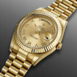 ROLEX, YELLOW GOLD 'DAY-DATE II' WITH CHAMPAGNE DIAL, REF. 218238 - Foto 2