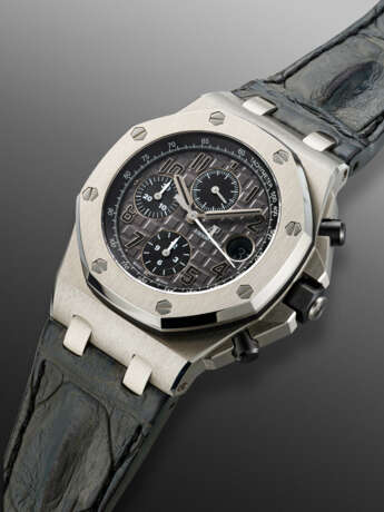 AUDEMARS PIGUET, STAINLESS STEEL CHRONOGRAPH 'ROYAL OAK OFFSHORE 'ELEPHANT'', REF. 26470ST - Foto 2