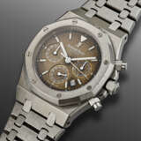 AUDEMARS PIGUET, STAINLESS STEEL CHRONOGRAPH 'ROYAL OAK' WITH TROPICAL DIAL, REF. 25860ST - фото 2