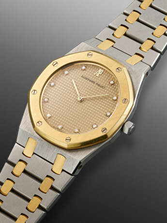 AUDEMARS PIGUET, STAINLESS STEEL AND YELLOW GOLD 'LADY ROYAL OAK' WITH DIAMOND-SET INDEXES, REF. 56303SA - Foto 2