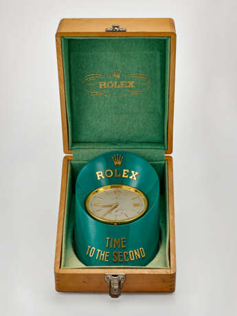 ROLEX, GILT BRASS AND PAINTED HOOF-SHAPED DISPLAY DESK CLOCK 'TIME TO THE SECOND' WITH STOP FEATURE - photo 2