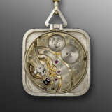 CARTIER, PLATINUM AND SAPPHIRE-SET SQUARE KEYLESS OPENFACE POCKET WATCH - Foto 4