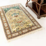 Orientalischer Teppich mit paradiesischem Motiv - photo 2