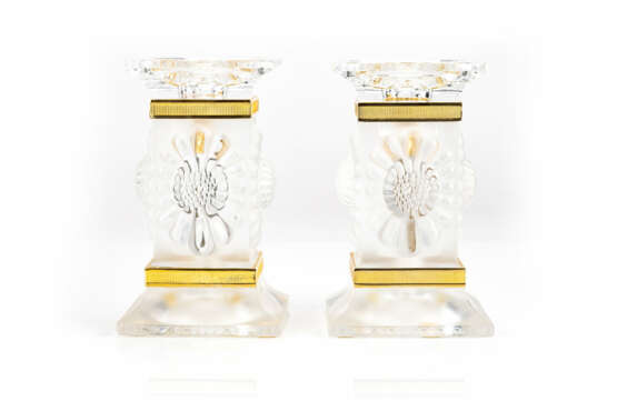 Paar Lalique Kerzenhalter mit goldenen Applikationen und Blumendekor - фото 1