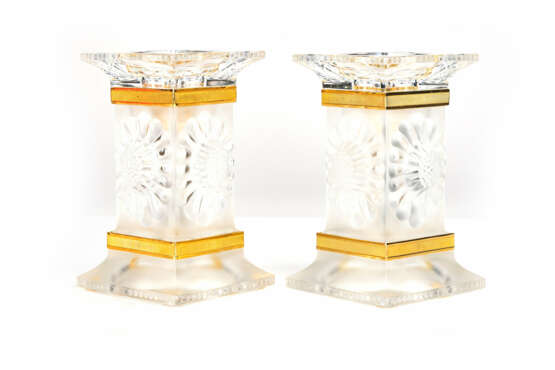 Paar Lalique Kerzenhalter mit goldenen Applikationen und Blumendekor - Foto 2