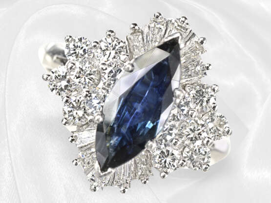 Ring: hochfeiner Goldschmiedering mit blauem Farbstein und Brillanten von ca. 2,5ct, Platin - photo 1