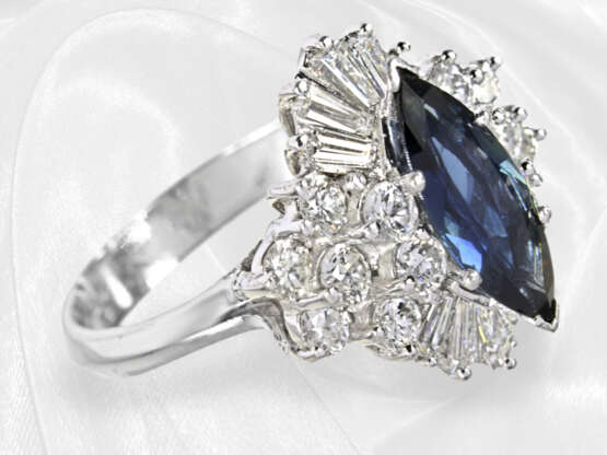 Ring: hochfeiner Goldschmiedering mit blauem Farbstein und Brillanten von ca. 2,5ct, Platin - photo 2