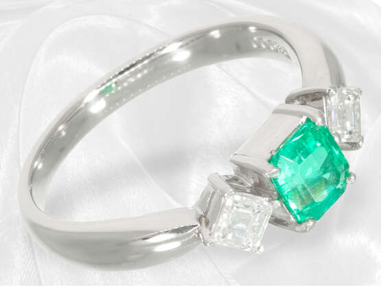 Ring: neuwertiger Platinring mit Smaragd und Diamanten in Spitzenqualität - фото 2