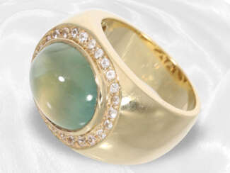 Ring: breiter und sehr schöner Goldschmiedering mit großem Cat's-Eye Cabochon und weißen Saphiren