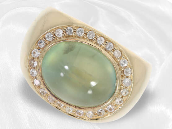 Ring: breiter und sehr schöner Goldschmiedering mit großem Cat's-Eye Cabochon und weißen Saphiren - фото 3