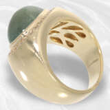 Ring: breiter und sehr schöner Goldschmiedering mit großem Cat's-Eye Cabochon und weißen Saphiren - Foto 4
