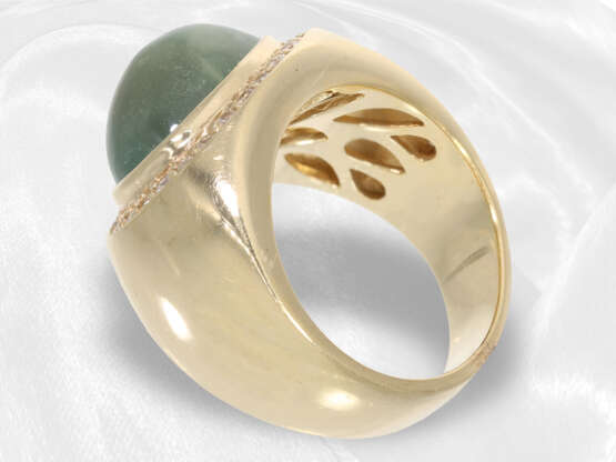 Ring: breiter und sehr schöner Goldschmiedering mit großem Cat's-Eye Cabochon und weißen Saphiren - photo 4