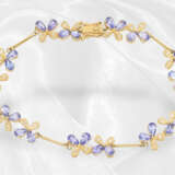 Armband: zierliches Goldschmiedearmband mit Tansaniten und Diamanten, Blütenform - photo 1