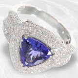 Ring: edler, sehr hochwertiger Goldschmiedering mit hochfeinem Tansanit in sehr guter Qualität und Diamantbesatz - photo 1