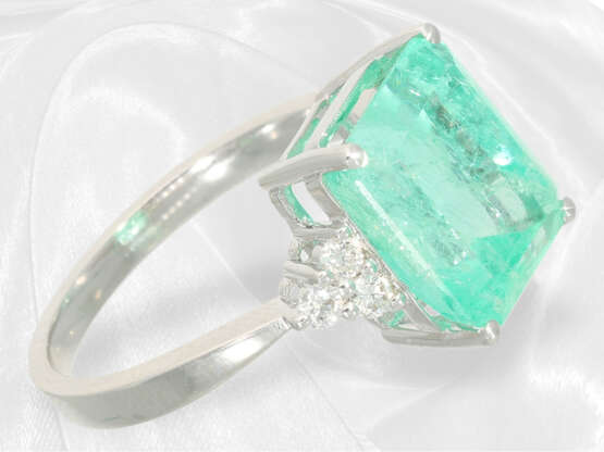 Ring: Weißgoldener, ungetragener und moderner Smaragd/Brillant-Goldschmiedering, Smaragd ca. 5,6ct - фото 4