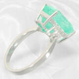Ring: Weißgoldener, ungetragener und moderner Smaragd/Brillant-Goldschmiedering, Smaragd ca. 5,6ct - фото 5