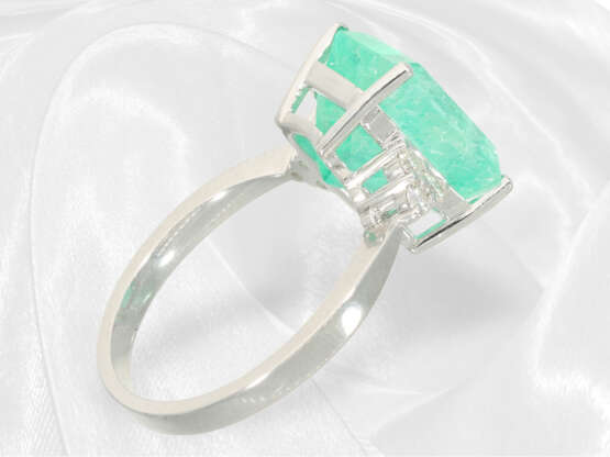 Ring: Weißgoldener, ungetragener und moderner Smaragd/Brillant-Goldschmiedering, Smaragd ca. 5,6ct - фото 5