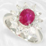 Ring: neuwertiger, hochwertiger Goldschmiedering mit Rubin und Diamanten, Platin - фото 1