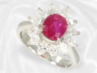 Ring: neuwertiger, hochwertiger Goldschmiedering mit Rubin und Diamanten, Platin