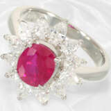 Ring: neuwertiger, hochwertiger Goldschmiedering mit Rubin und Diamanten, Platin - фото 2