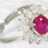 Ring: neuwertiger, hochwertiger Goldschmiedering mit Rubin und Diamanten, Platin - фото 3