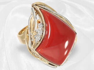 Ring: moderner Bicolor-Goldschmiedering mit wertvoller Koralle, Platin/Gold