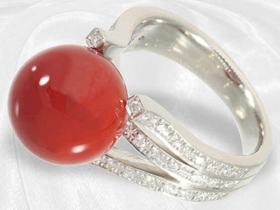 Ring: hochwertiger Brillantring mit Korallenkugel, neuwertige, teure Handarbeit aus Platin - photo 1