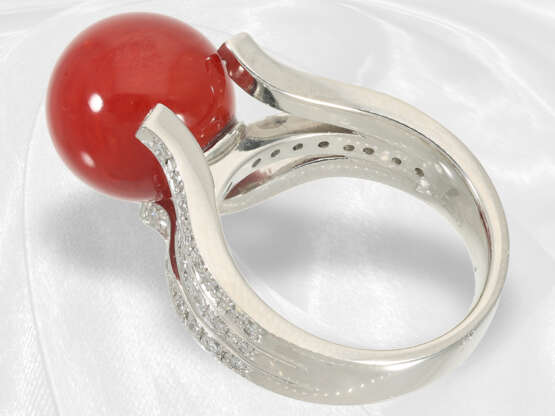 Ring: hochwertiger Brillantring mit Korallenkugel, neuwertige, teure Handarbeit aus Platin - Foto 4
