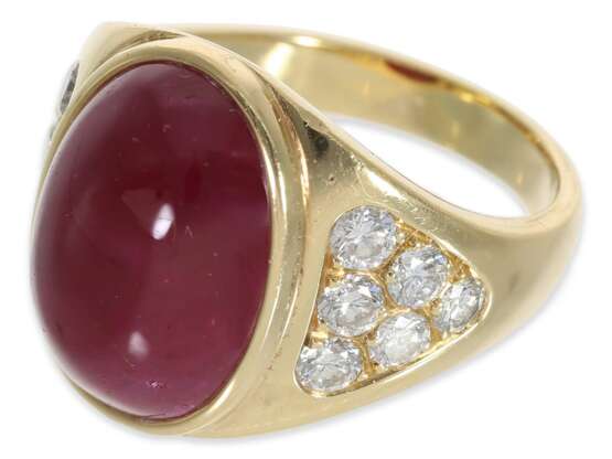 Ring: sehr schöner Goldschmiedering mit Rubincabochon und Brillanten, insgesamt ca. 12,96ct, 18K Gold - photo 3