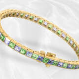 Neuwertiges, dekoratives Goldschmiede-Armband aus 18K Gold mit Tansaniten und Tsavoriten, ca. 7,5ct - Foto 3