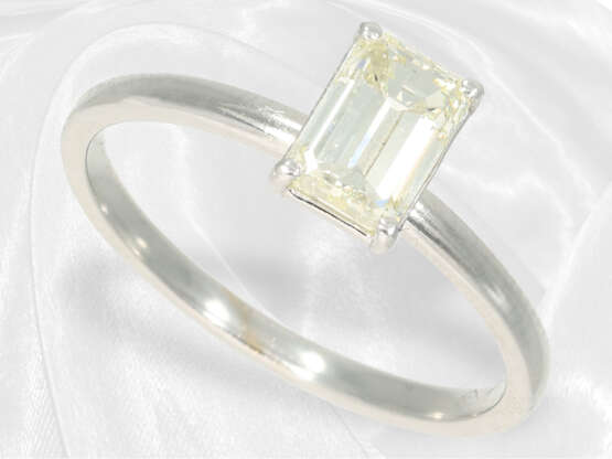 Ring: Neuwertiger Goldschmiedering mit feinem Diamant im Smaragd-Schliff, ca. 0,91ct - photo 2
