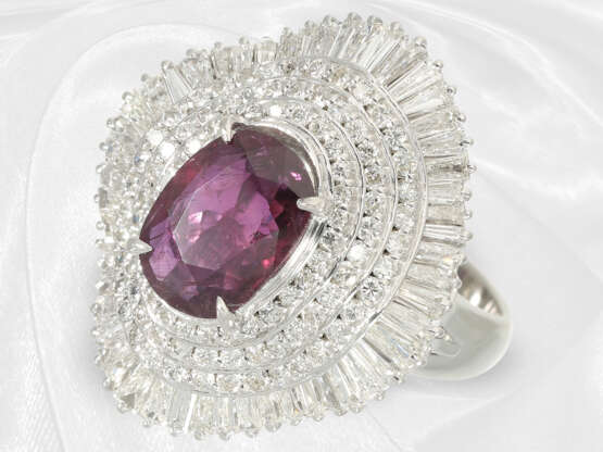 Ring: ehemals sehr teurer, hochfeiner Rubin/Diamant-Ballerina-Cocktailring, Platin, ca. 5,17ct - фото 2