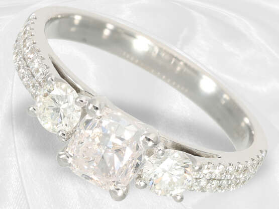 Exclusiver Diamant/Brillant-Goldschmiedering mit einem Diamanten in der sehr seltenen Farbe "Faint Pink", 1,01ct, incl. GIA-Report - фото 1