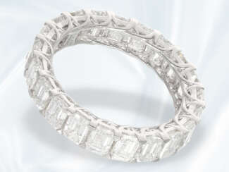 Ring: äußerst wertvoller Memoire-Ring mit sehr schönen Emerald-Cut Diamanten von über 5ct, 18K Weißgold