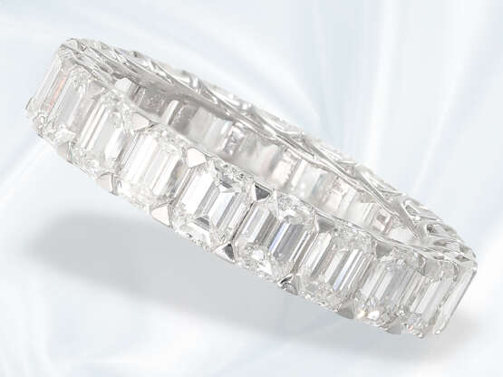 Ring: äußerst wertvoller Memoire-Ring mit sehr schönen Emerald-Cut Diamanten von über 5ct, 18K Weißgold - photo 3
